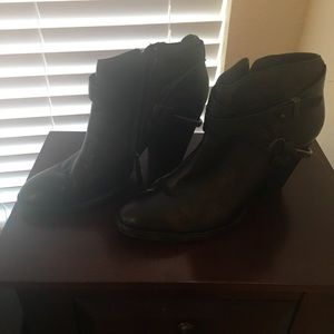 Dolce vita black leather stirrup ankle boot size 8